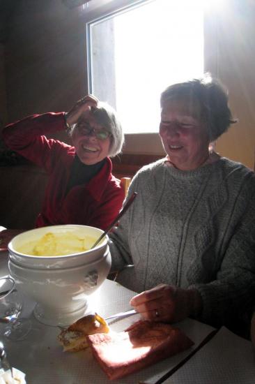 Anne-Marie admirative devant la soupe