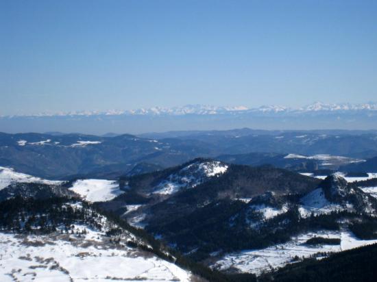 Au loin, la chaîne des Alpes