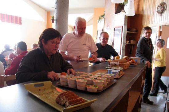 Marcelle et le buffet de desserts