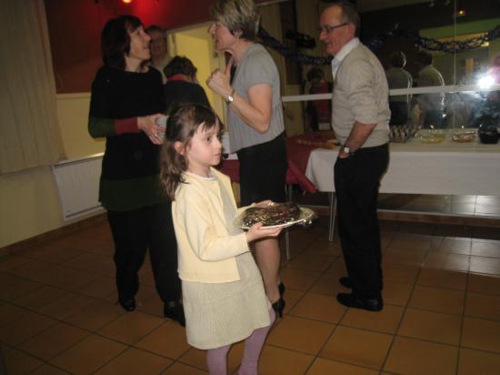 Juliette apporte son gâteau