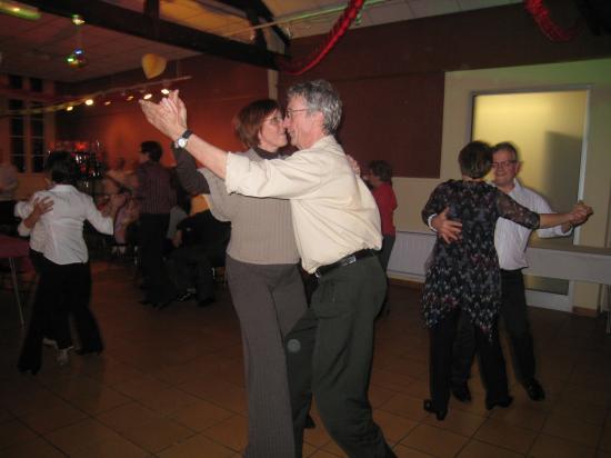 Annie et Serge valsent