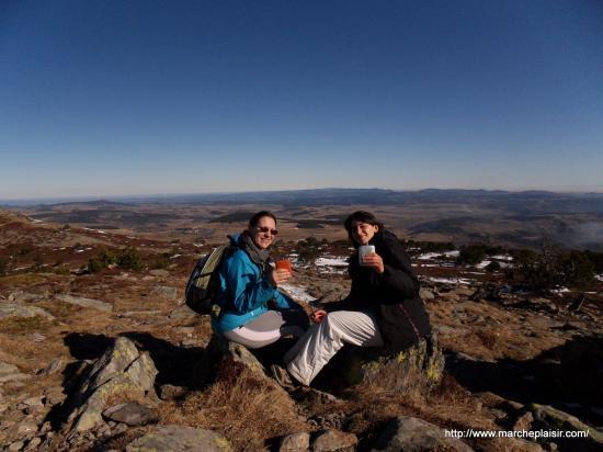 Annick et Mylène en haut du Mézenc