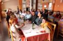Notre hôte Bernard prend la place de Serge à table