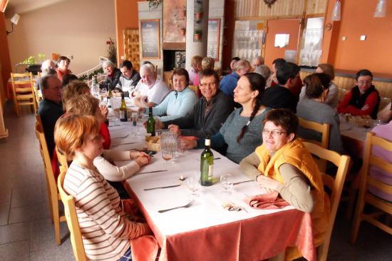 Notre hôte Bernard prend la place de Serge à table