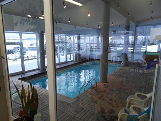 Ce soir, la piscine est déserte