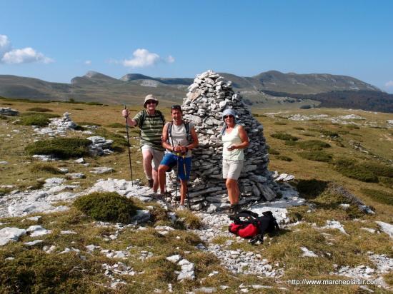 Francis, Didier, Elena devant un magnifique cairn