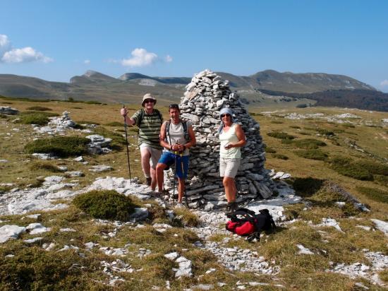 Francis, Didier, Elena devant un grand cairn