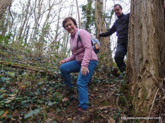 Maryvonne descend dans la ravine sous le regard de Christian