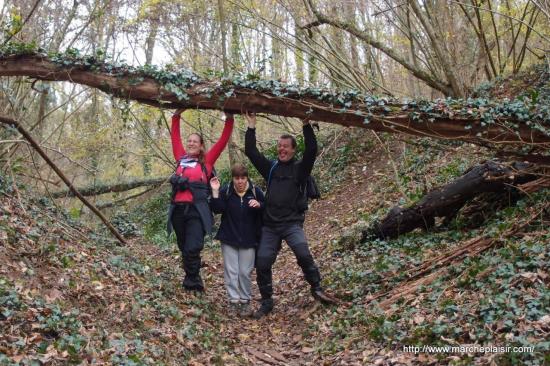 Annick, Maria, Christian dans la ravine de la vallée de Cléry 