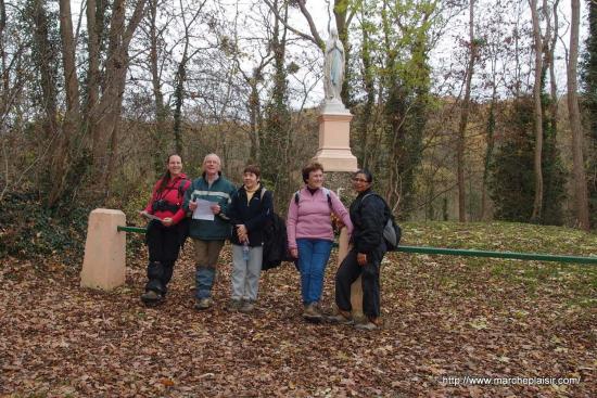 Annick, Jean, Maria, Maryvonne, Micheline devant la Vierge Noire